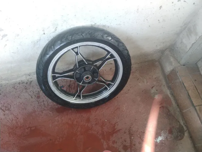 Vendo roda Suzuki intruder 125 traseira