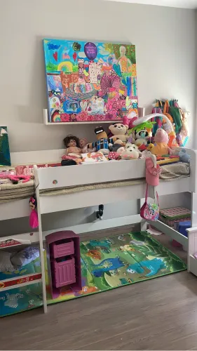 Cama infantil elevada com escorregador