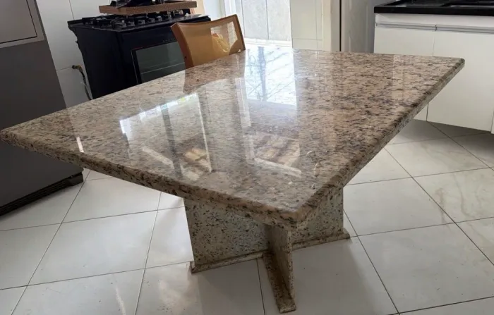 Mesa de Pedra Natural com Base em Granito - Oportunidade