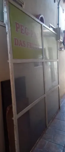 VENDO GRADE/PORTA DE METALON COM VIDROS