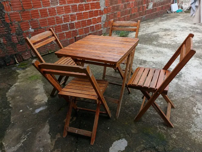 Conjunto de mesa e quatro cadeiras de madeira.