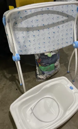 banheira infantil desmontável com suporte, em bom estado de conservação.