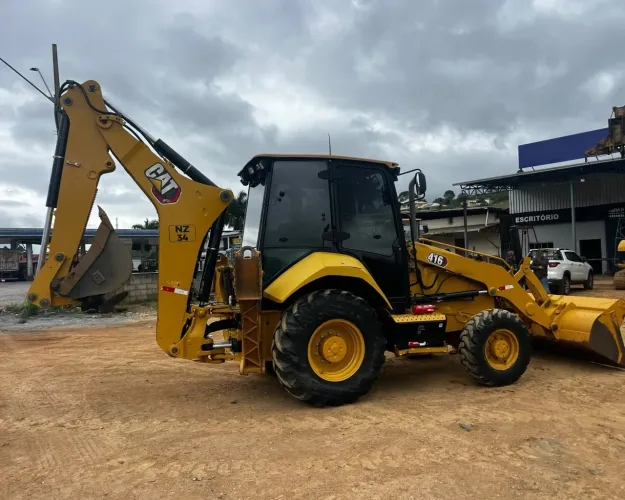 Retroescavadeira Caterpillar 416 ano 2022