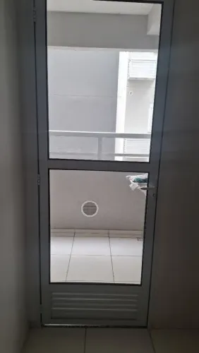 Porta em alumínio branca