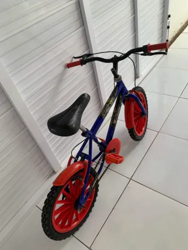 Bicicleta infantil até 7 anos - Semi nova (muito bem conservada)