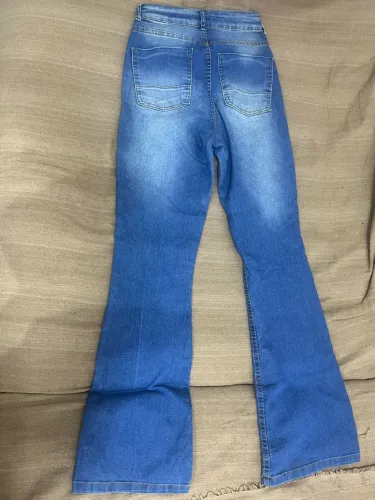 Calça jeans flare, tamanho 36, usada porém em bom estado