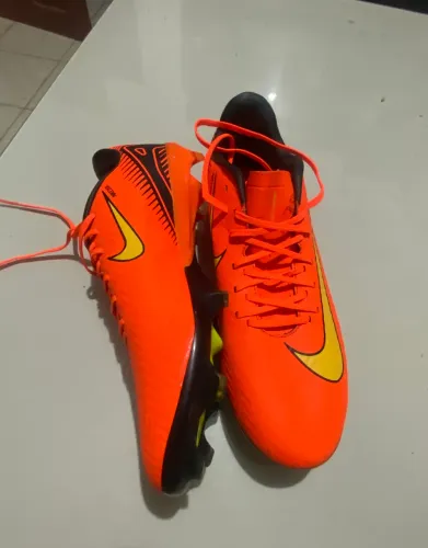 CHUTEIRA NIKE NUNCA USADA DE TRAVA