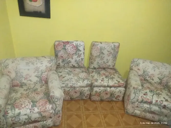 poltronas decorativas floral e pufs acentos com 6 almofadas usados