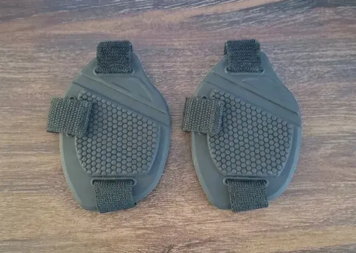 Par Protetor de Calçado para Moto Câmbio Motociclista Ajustável Cor Preto