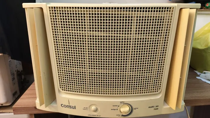 Ar condicionado de janela 7.500 BTUs.