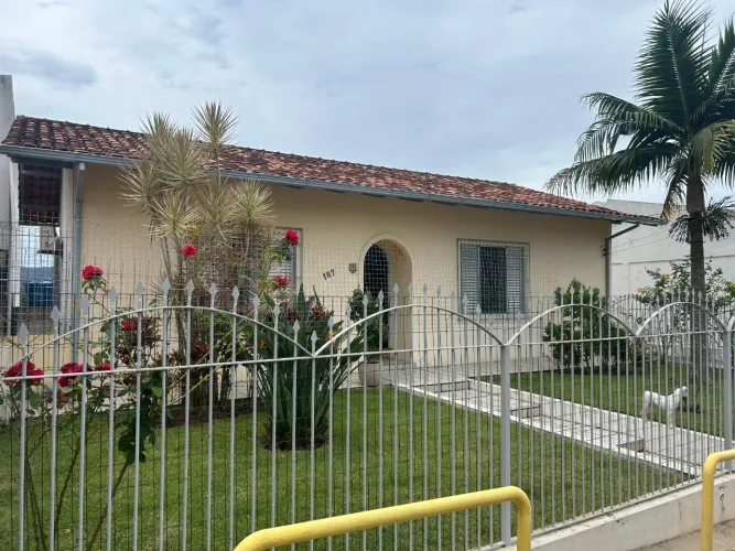 Casa de 5 dormitórios à venda na Agronômica