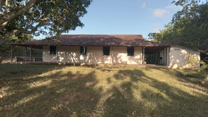 Casa e terreno na Zona Rural. Casa ampla, arejada, varandado, terreno anexo.