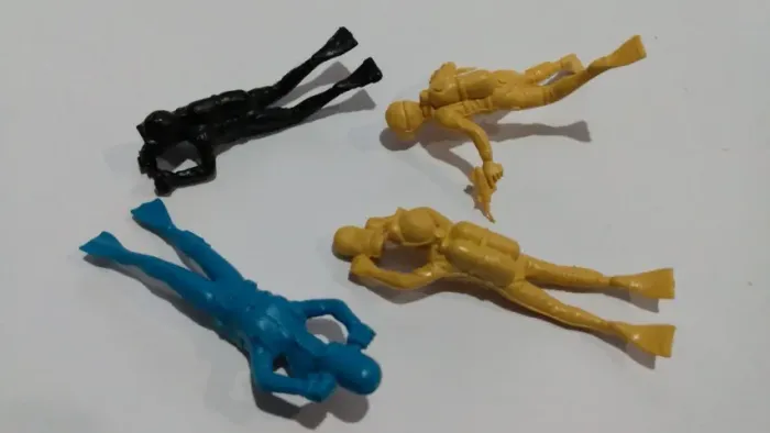 Lote de brinquedos antigos de plástico nadadores soldados.