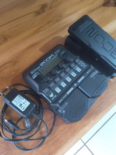 Pedaleira zoom g1 four