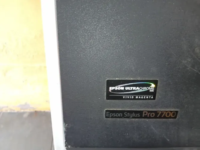 Vendo plotter Epson pro estilos.cabecote queimado. Somente pra retirar pecas
