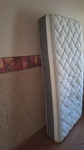 Cama de solteiro ja com colchão molas ensacadas