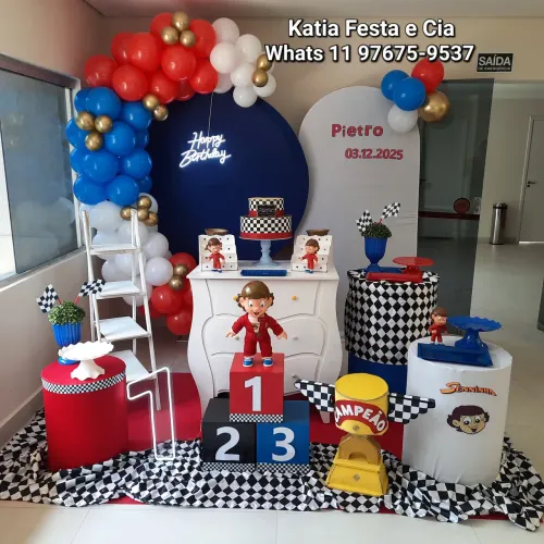 Decorações infantis montadas no local com arco de balões 