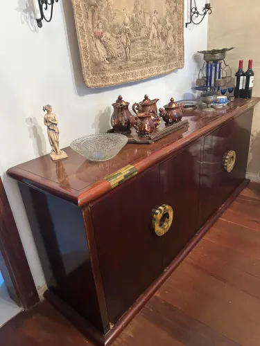 Balcão com pedras como puxadores .
