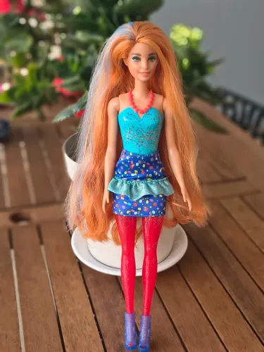 Barbie versão Color Reveal