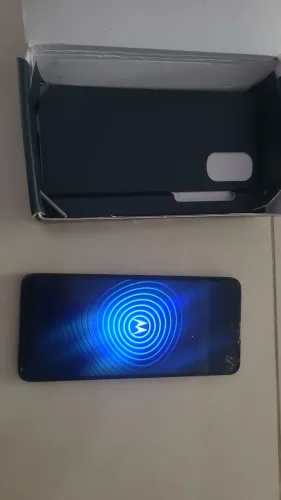 Torro Motorola E32 ... com caixa sem carregador , tela trincada funcionando normalmente.