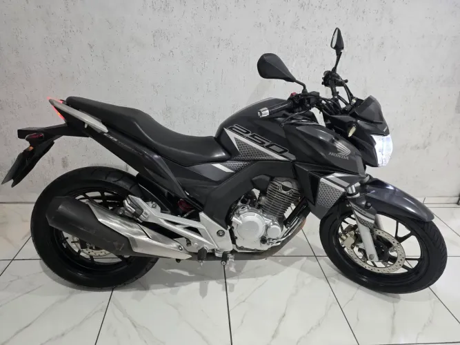 Vende-se CB 250F Twister