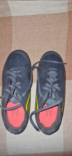 Chuteira Society tamanho 34 umbro 