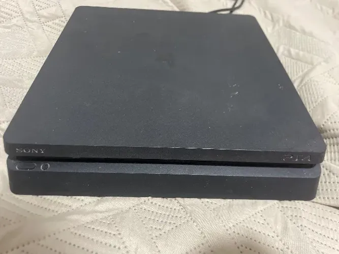 PS4 Slim 1TB funcionando perfeitamente. Acompanha controle original, cabo HDMI e fonte.