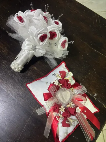 Buquê e Almofada de Casamento