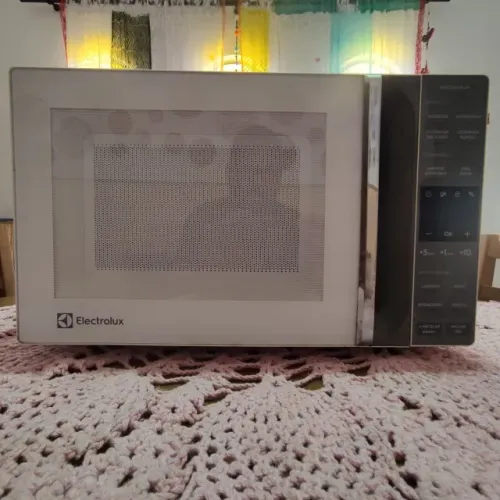 Micro-ondas Electrolux 23l 110v em ótimo estado