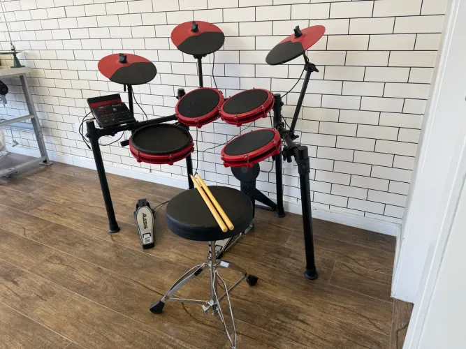 Bateria Eletrônica Alesis Nitro Max Special Edition Kit 8 Peças Bluetooth