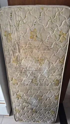 Colchão de solteiro em bom estado , porém machado
