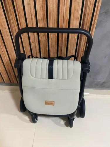 Vendocarrinho de bebê compacto Giggles Wesley, um modelo focado em praticidade e viagem 