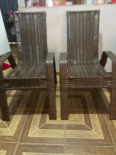 Vendo jogo de 4 cadeiras em fibra e um aparador 