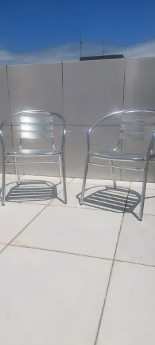 Par de Cadeiras de Alumínio Polido com Braço - Ideal para Varanda, Piscina ou Comércio