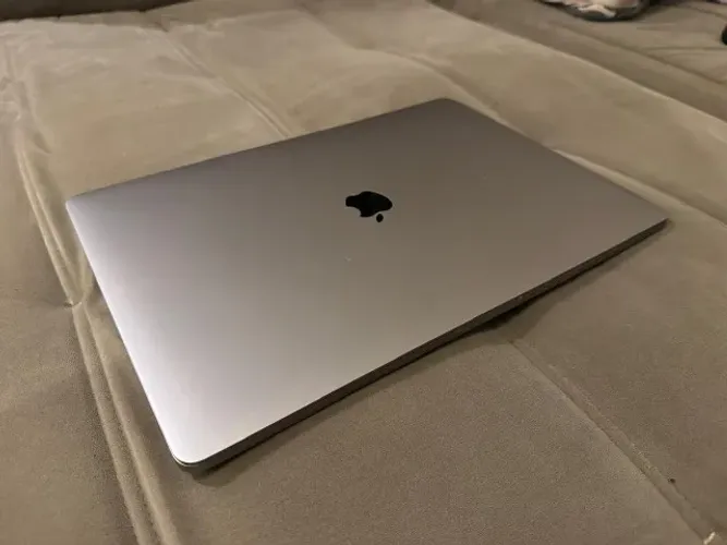 MacBook Pro 15" i7 2019 c/ TouchBar, 16Gb de Ram e NVME de 512Gb