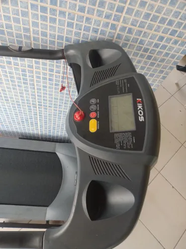Esteira Kikos E800 Luxe Semi Nova (Dobrável e Dobra Fácil) - <br>