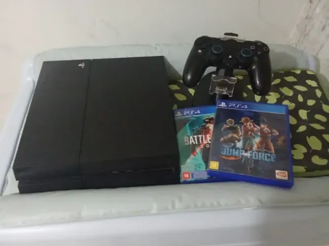 Vendo PS4 com 1manete 2 jogos e suporte para manete