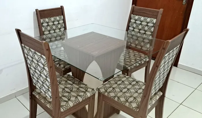 Mesa com 4 cadeiras