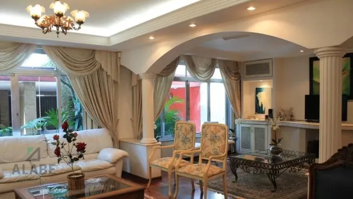 Casa Sobrado á venda, 380m², 5 suítes com piscina churrasqueira e 6 vagas no Brooklin