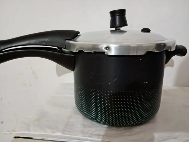 Panela de pressão Rochedo smart fechamento externo preta panela de pressão 4.5 litros 