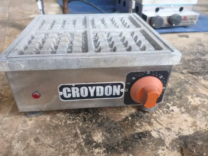 Maquina de waffle quadrada 127/220 volts