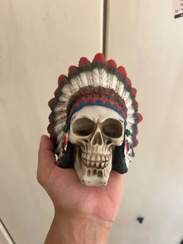 Escultura Caveira Índio Cacique com Cocar em Resina - Decoração