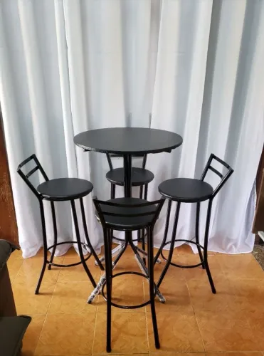 Jogo de Mesa Bistrô com 4 Banquetas