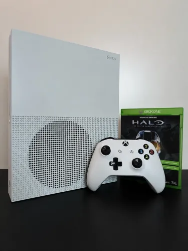 Xbox One S 1TB com 1 controle e 3 jogos, ACEITO TROCA!!