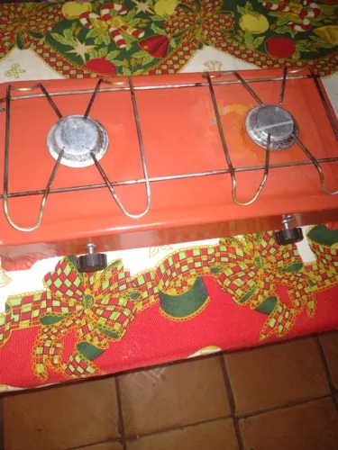 Vende se este fogão 2 bocas a gás vermelho