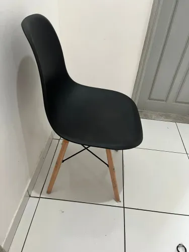 Par de Cadeiras Eiffel Eames Pretas com Base de Madeira
