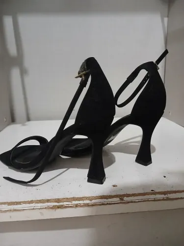 Salto preto, sonho de pés usado uma vez para minha formatura apenas