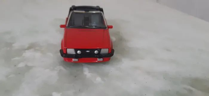 Miniatura Ford Escort em metal coleção clássicos nacionais 