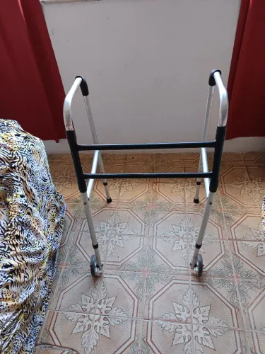 Andador para idoso usado bom.