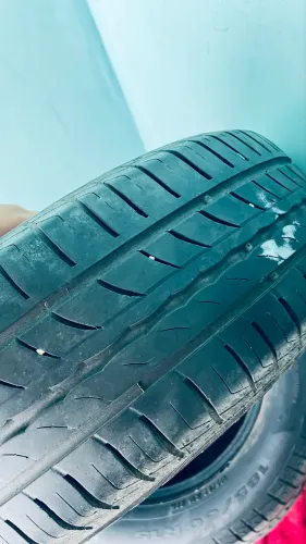 Vende-se pneu de carro.